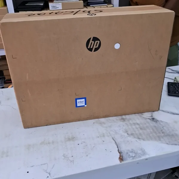 HP All In One 24" 13th gen Core i7 8gb 512ssd non touch white color